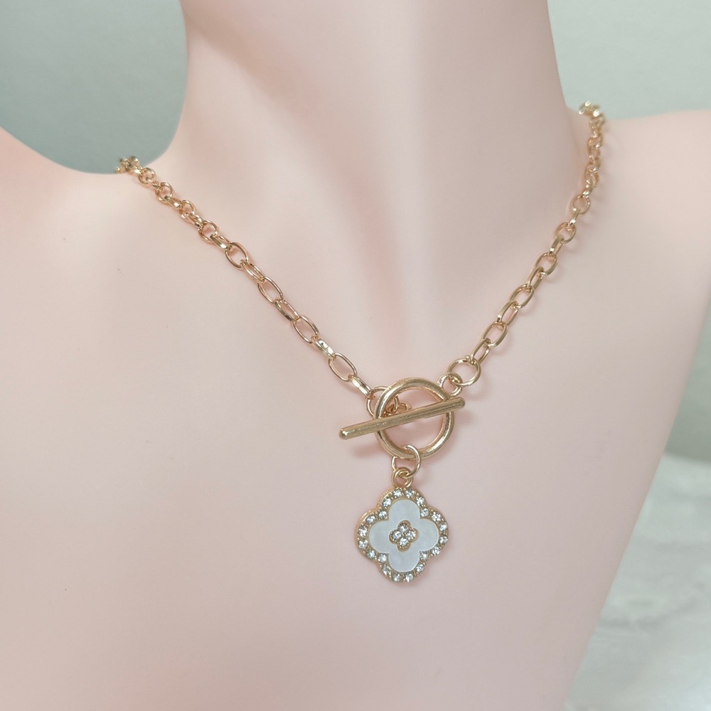 ⚜️ Elegant Gold and White Pendant Necklace - Picture 6 of 6